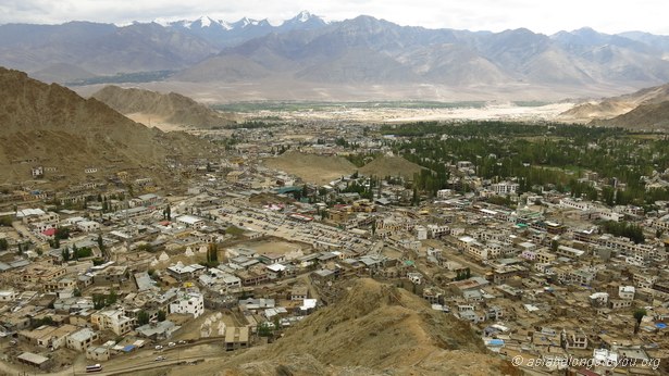 вид на город Leh со смотровой площадки монастыря Namgyal Tsemo