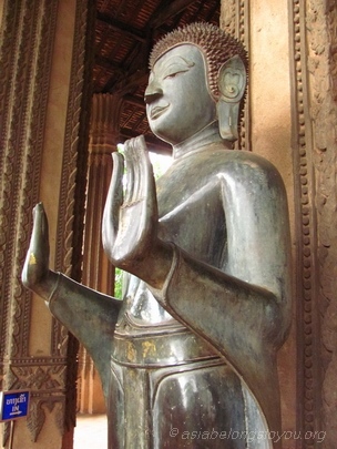 бронзовое изображение будды в храме Haw Phra Kaew