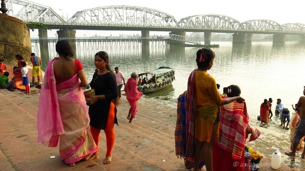 ритуальные омовения в реке Hooghly