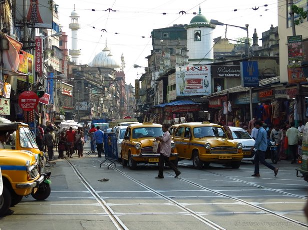 мечеть Nakhoda Masjid, вид с перекрестка улиц Mahatma Ghandi и Rbindra Sarani