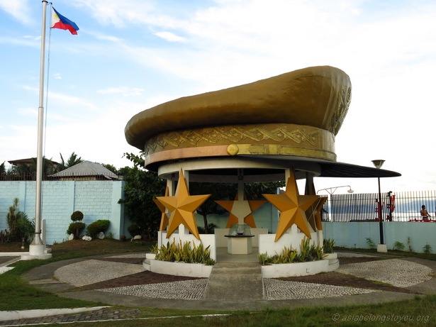 памятный знак, установленный в честь высадки генерала Макартура в порту Макабалан